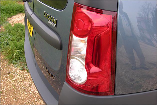 Die Rücklichter fallen durch zwei Kreiselemente auf