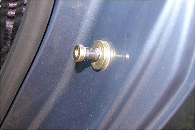 Das Gegenstück der Schlösser für die hinteren Türen ist ein einfacher Bolzen