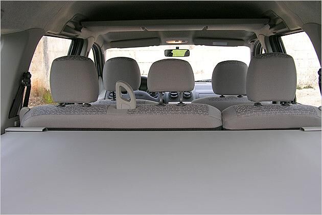 Das hohe Dach ergibt Kopffreiheit und eine Art Dachboden-Ablage