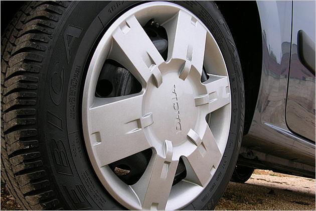 Kein Blick auf die Trommelbremse: Die Basisversion schmückt sich mit Radkappen