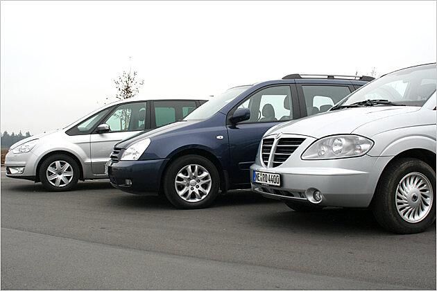 Der SsangYong (rechts) hat die massivste Front