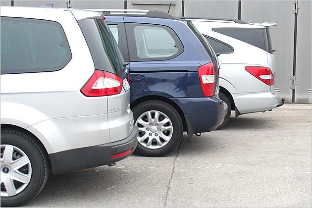 Der Kia Carnival (Mitte) hat ein rundlicheres Heck als die Konkurrenten