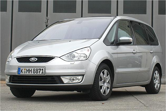 Aggressiv: Der Ford Galaxy hat sehr kantig wirkende Scheinwerfer