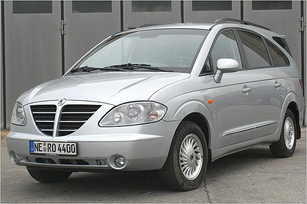 Der gigantische Grill des SsangYong Rodius fällt auf