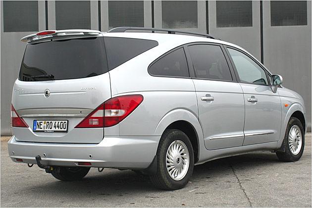 Der Dachkantenspoiler des Rodius sitzt hoch oben