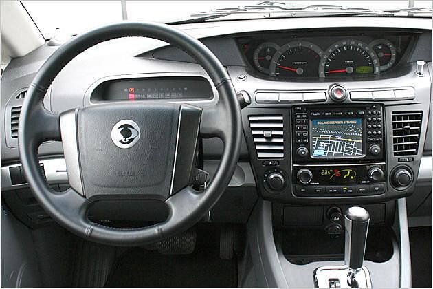 Unergonomisch: Beim SsangYong liegen die Instrumente in der MItte