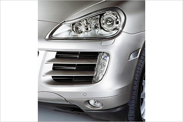 Die Lichtanlage mit hoch stehenden Blinkern des Cayenne V6 und Cayenne S