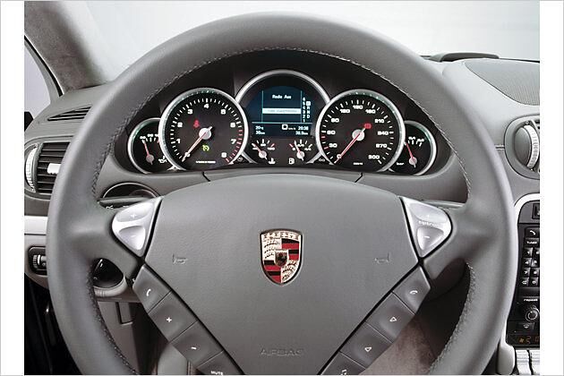 Dreispeichen-Multifunktionslenkrad inklusive Wipptasten für Tiptronic S: 524 Euro