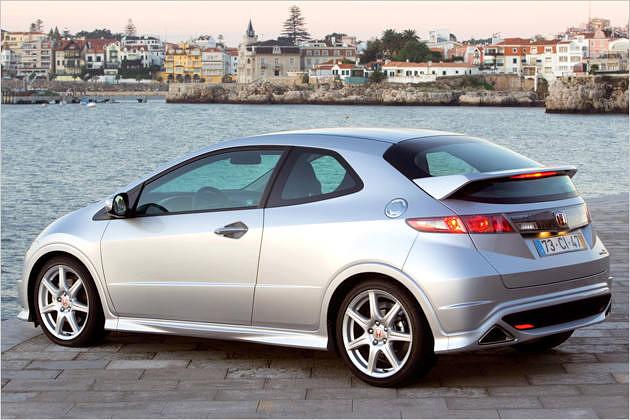 Am Heck prangt ein auffälliger Spoiler