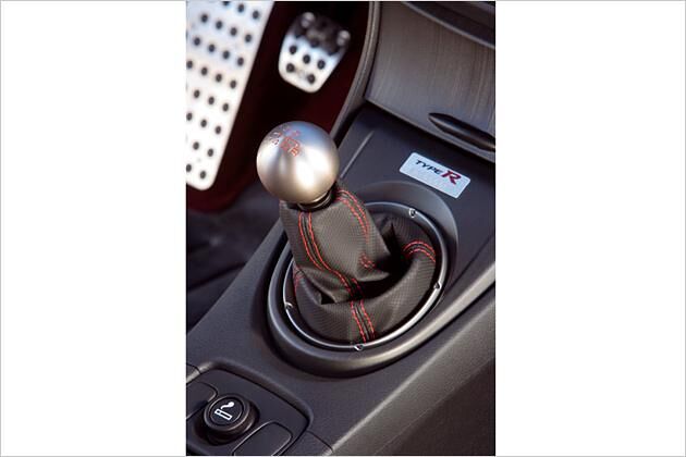 Alu verbindet die Hand mit der knackigen Sechsgang-Schaltung