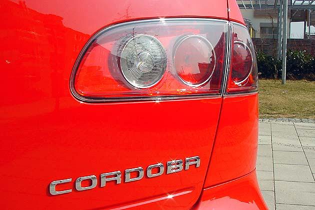 Hinter einer Klarglasabdeckung befinden sich die Leuchten am Heck