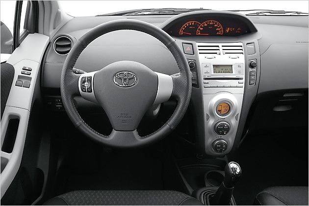 Typisch Yaris: Die Instrumente sind in der Mitte der Armaturentafel