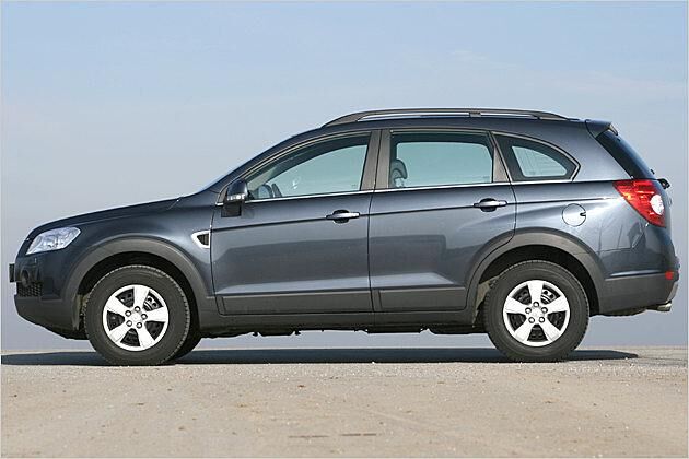 Hier zwar mit winterbereiften Stahlfelgen, aber 18-Zoll-Alufelgen sind Serie