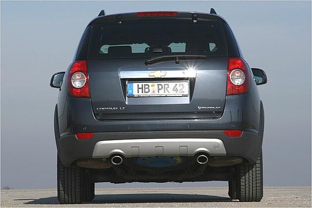 Zwei Endrohre und ein optischer Unterfahrschutz: Der Captiva von hinten