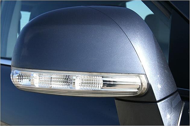 Entspricht dem Zeitgeist: Die Blinker leuchten aus dem Spiegel