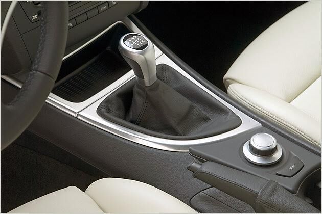 Der Schalthebel trägt eine Alu-Applikation