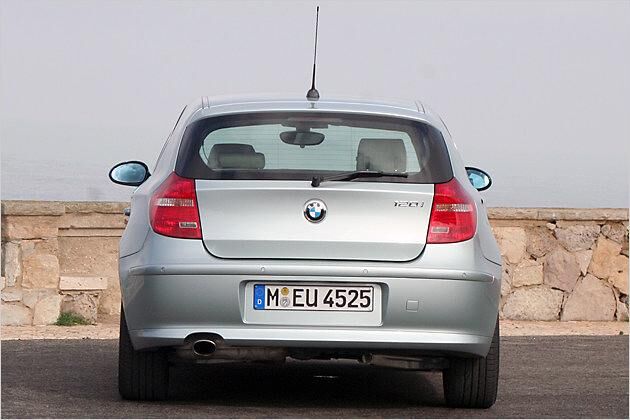 Das Nummernschild ist weiter nach oben gewandert