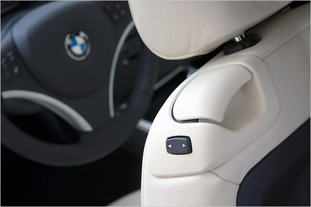 Großer Hebel, um die Sitzlehne nach vorn klappen zu können