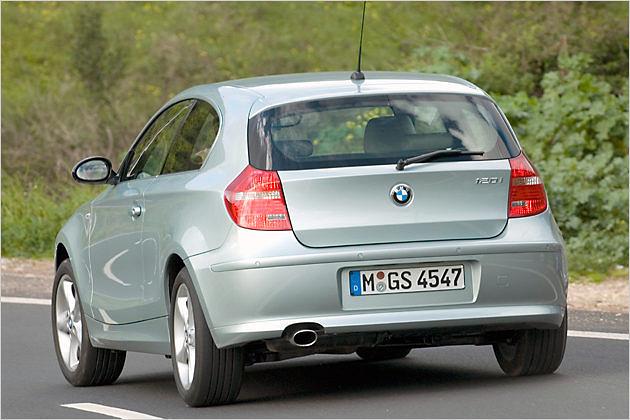 Von hinten wirkt der neue 1er breiter als der Vorgänger