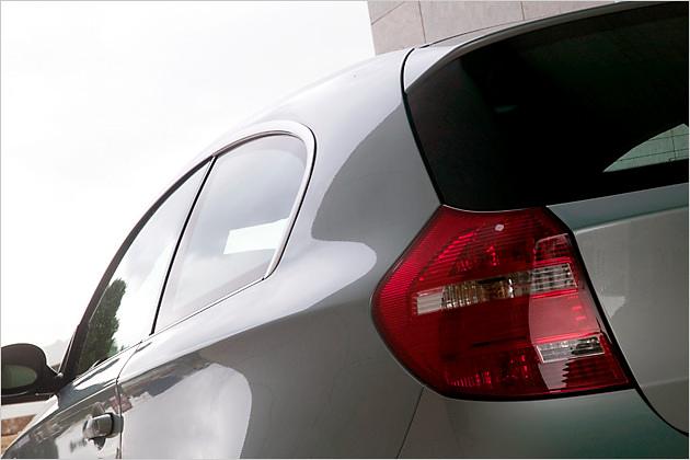 Hinter dem Glas der Heckleuchten wurden Rückfahr- und Blinklicht getrennt