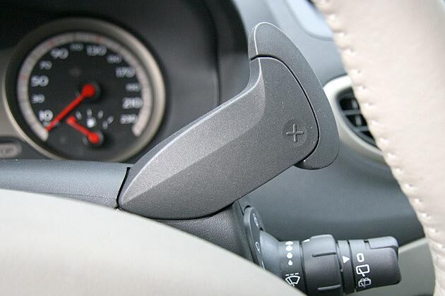 Ein Druck auf diese Schaltwippe und der nächsthöhere Gang wird eingelegt