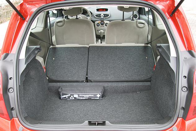 Beim einfachen Umlegen ist der Kofferraum stark aufsteigend