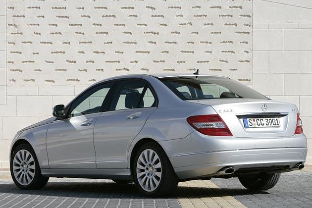 Das Heck der C-Klasse wirkt wesentlich pummeliger als bisher