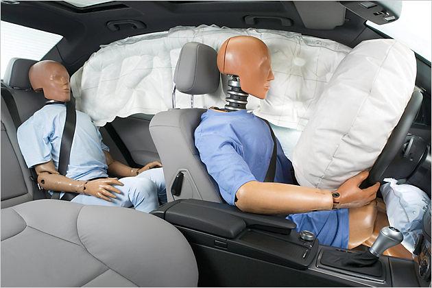 Die Beine des Fahrers werden speziell durch einen neuen Knieairbag geschützt