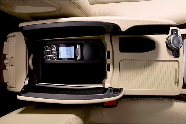 Unter der Armlehne gibt es ein großes Staufach