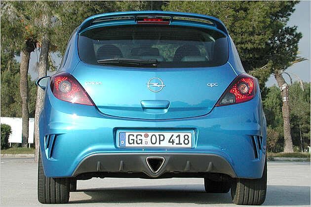 Am Heck gibt es einen Diffussor und ein dreieckiges Auspffende