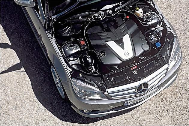 Ein Diesel für gehobene Ansprüche: Der Motorraum des C 320 CDI