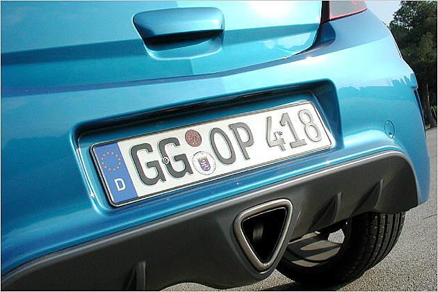 Das eigenwillig geformte Endrohr trägt eine Chromfassung