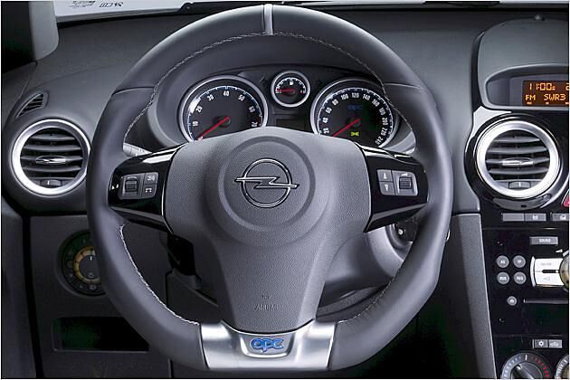 Das Lenkrad ist unten abgeflacht und hat dicke Wülste