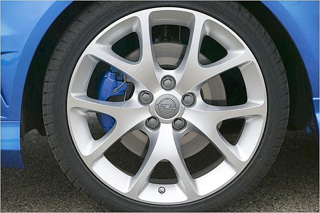 Blaue Bremssättel schimmern durch die Speichen