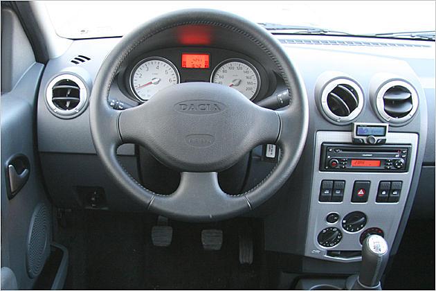 Der Arbeitsplatz mit dem serienmäßigen Lederlenkrad