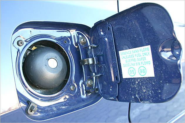 Gutes Super soll man in den Logan-Tank hineinschütten