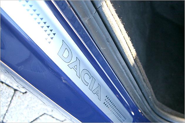 Einstiegsleisten stimmen die Fahrgäste auf die Marke Dacia ein