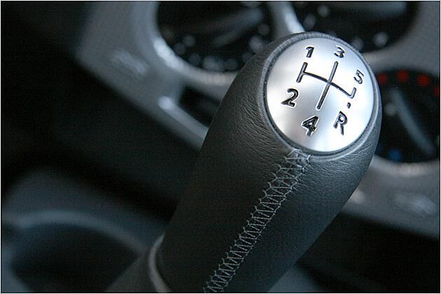 Ebenfalls mit Leder überzogen: Der Schaltknauf