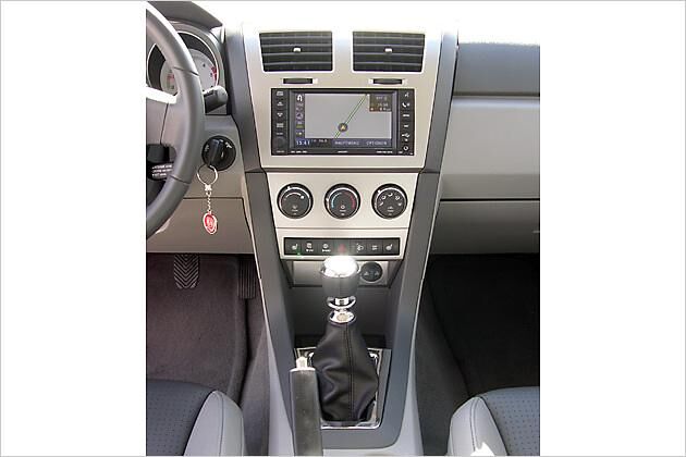 Sehr aufgeräumt: Die Mittelkonsole des Avenger wirkt etwas streng