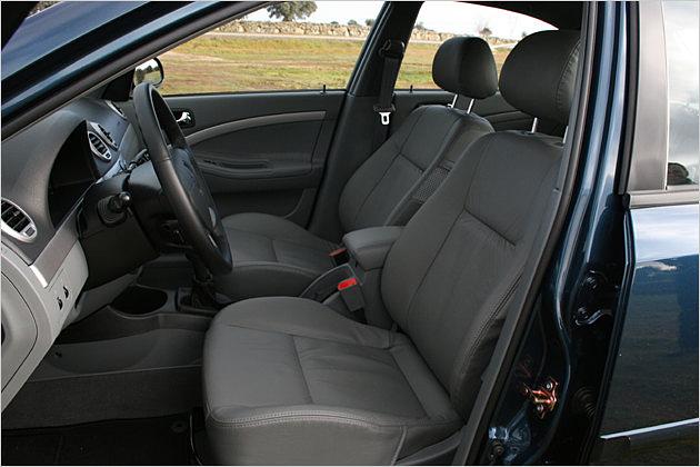 Die Sitze sind sehr bequem, bieten aber nur wenig Seitenhalt