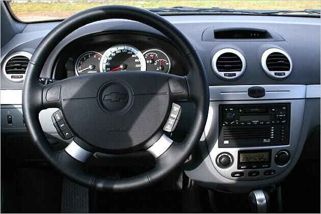 Der Innenraum des Chevrolet Lacetti CDX: Plastik, wohin das Auge blickt