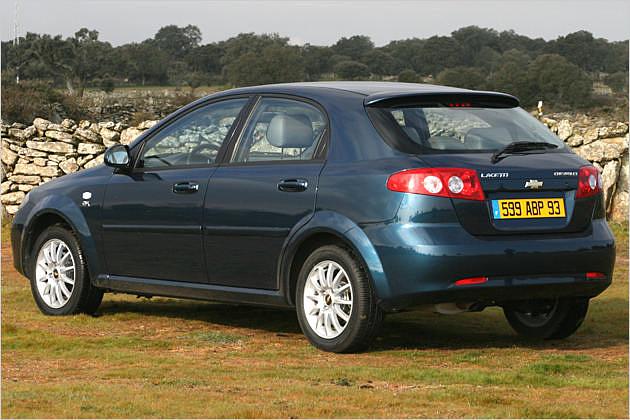 Das markentypische Chevrolet-Kreuz ist auch am Heck zu finden