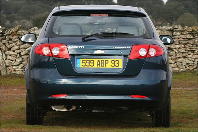 Die geteilten Rücklichter ragen in die Heckklappe hinein