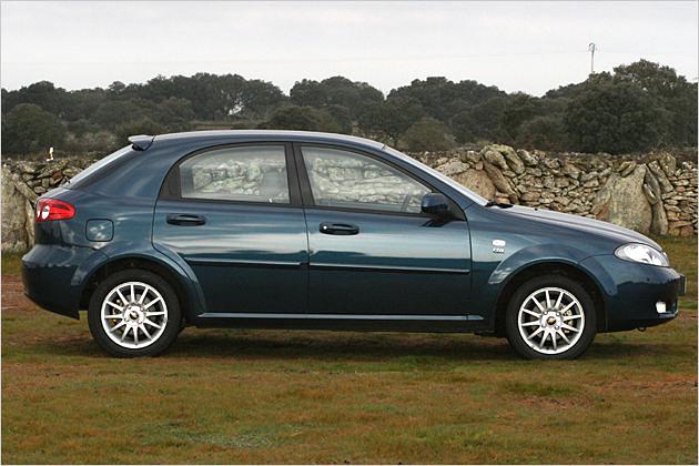 Mit 4,29 Metern überragt der Chevy den VW Golf um neun Zentimeter