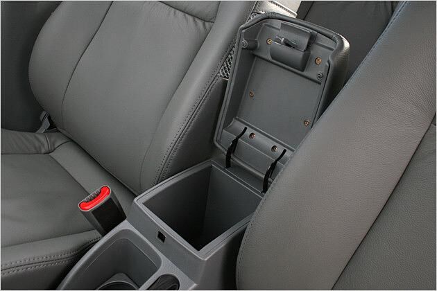 In der Armlehne ist ein Ablagefach untergebracht