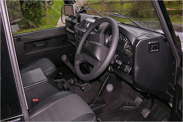 Innen wartet eine puristische Welt aus Hartplastik