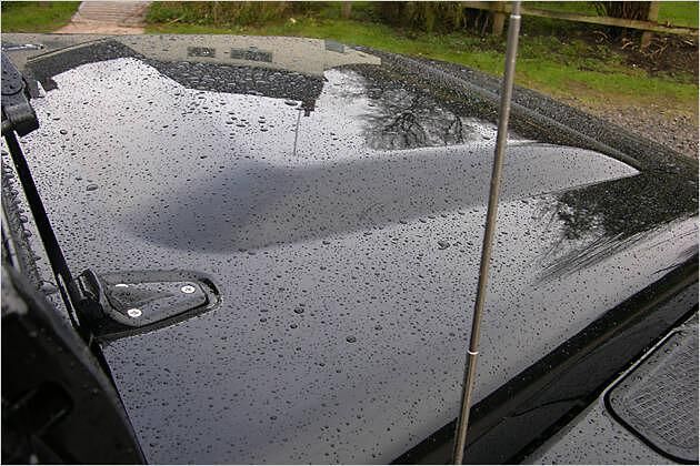 Die Wölbung der Motorhaube wird durch den höheren Motor erzwungen