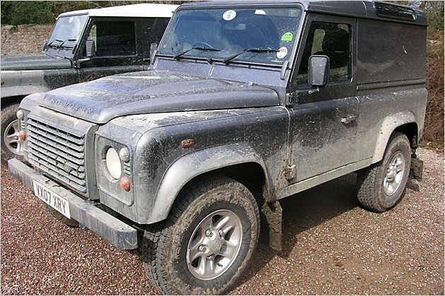 Nach dem Austoben im Gelände: Erst jetzt ist der Defender zufrieden