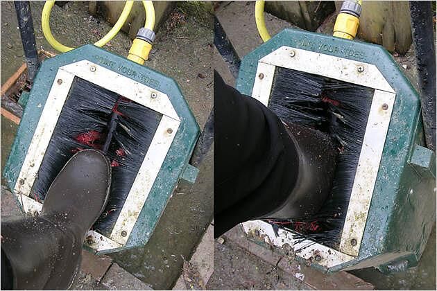 Für die Stiefel das Fahrers haben die Engländer eine geniale Putzmaschine erfunden