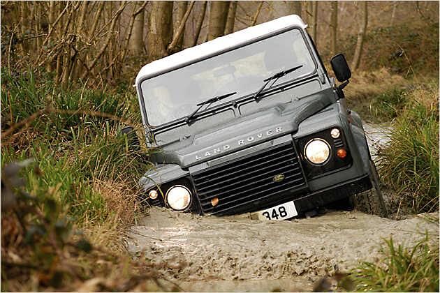 Spaß in der Natur: Der Defender suhlt sich gerne im Dreck